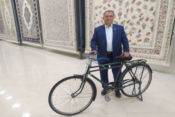 عزیز بکتاشی بکتاش، رئیس هیئت مدیره فرش افشار زرینه و ستاره افشار: تعهدات ارزی در مسیر صادرات مشکل&zwnj;تراشی می&zwnj;کند